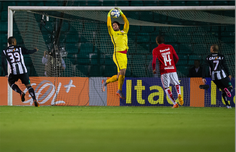 O goleiro Alisson foi o principal responsável por segurar o empate  -  Alexandre Lops / internacional.com.br