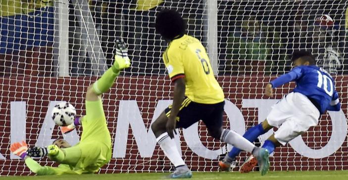 Neymar perdeu a cabeça a partir deste lance em que a bola tocou em seu braço e recebeu injustamente o cartão amarelo