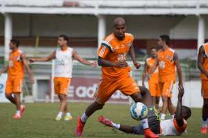 Wellington Silva participa de treino atrapalhado pela chuva no Fluminense