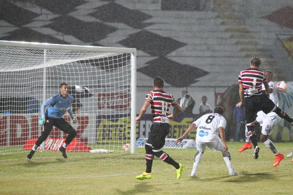 Santa Cruz faz duelo de desesperados com o Ceará
