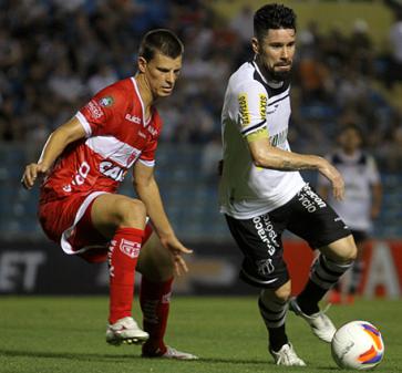 Ricardinho, à direita, é esperança do Ceará para vencer o Santa Cruz 