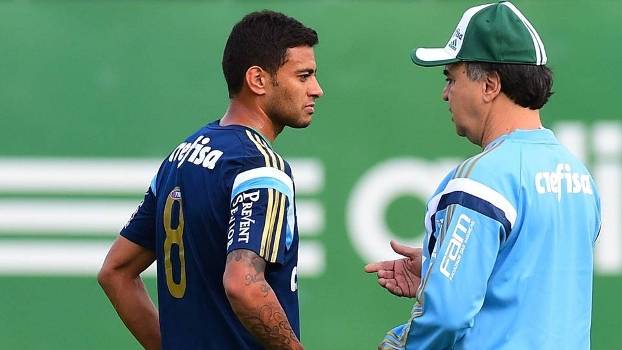 Marcelo Oliveira conversa com Cleiton Xavier durante treinamento