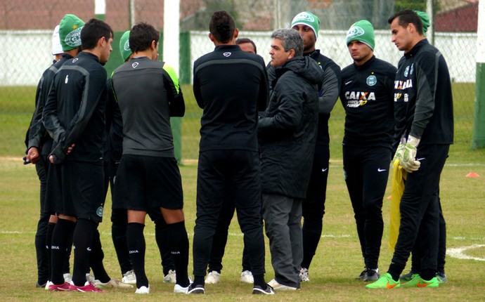 Ney Franco definiu a escalação do Coxa com Marcos Aurélio e Lúcio Flávio entre os titulares