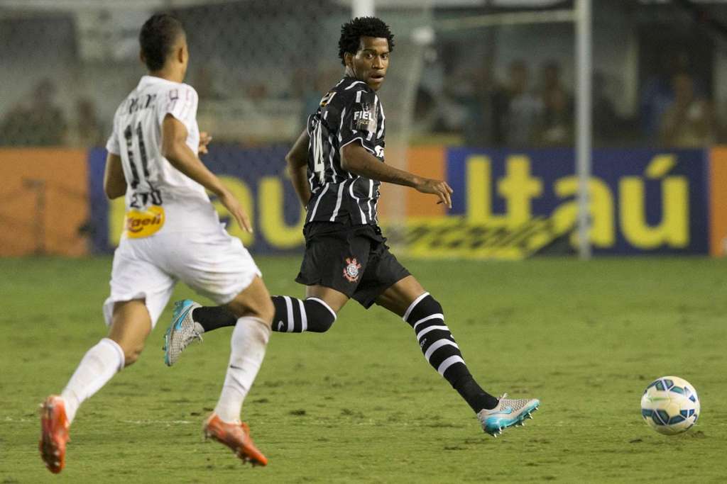 Gil sofreu para marcar os velozes atacantes santistas