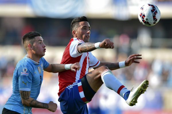 Lucas Barrios fez o gol de empate da seleção do Paraguai