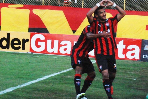 Comemoração de Rogério que marcou o segundo gol do Vitória na partida contra o ABC. - Foto: EC Vitoria Oficial