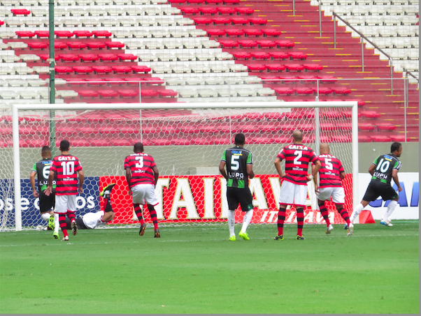Gol de Mancini em cobrança de penalti, o único da partida, com arbitragem bastante polêmica em Belo Horizonte. - Foto: América MG Oficial