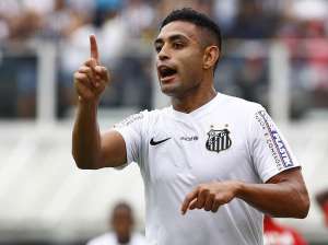 Werley comemora recuperação no Santos e diz ter sorte em clássicos