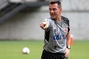 Vasco acerta saída de Doriva e o encalhado Celso Roth pode ser ressuscitado