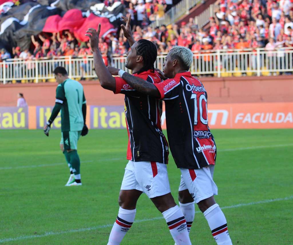 Kempes marcou os dois gols do Joinville