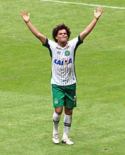 Camilo festeja golaço de falta em cima do compadre Fábio