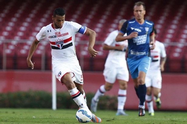O volante Souza abriu o placar para o São Paulo com um bonito gol