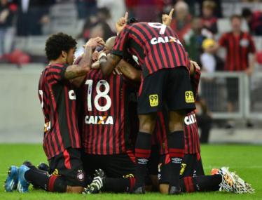 Atlético-PR fez muita festa ao buscar o empate com o rival Coritiba