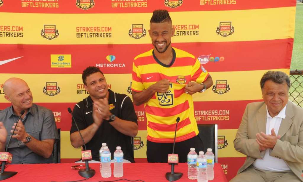 Léo Moura em sua apresentação no Strikers