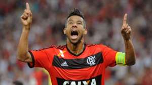 Vasco fecha com Léo Moura, ídolo do Flamengo e fica a detalhes de trazer Ronaldinho Gaúcho