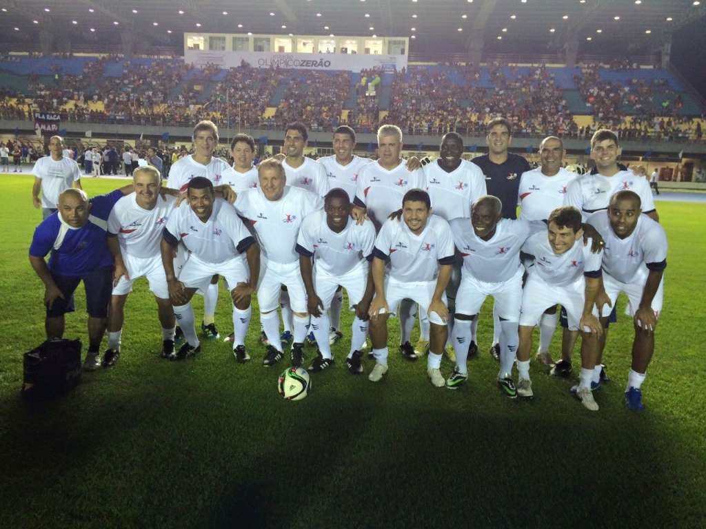 Zico com seu tiem no amistoso contra a seleção de máster do Amapá