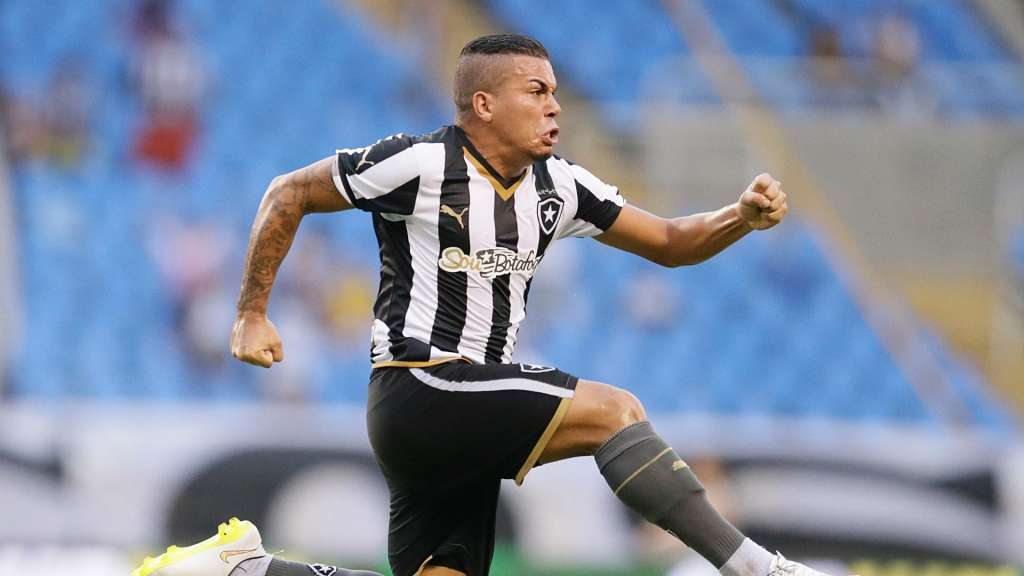 Carleto volta a treinar com o elenco do Botafogo