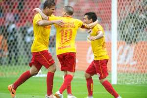 Aránguiz, da seleção chilena, diz que 'gostaria muito' de deixar o Internacional