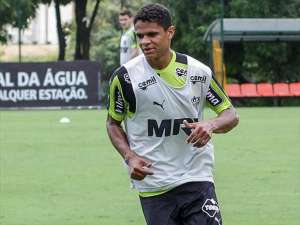 Com virose, lateral-esquerdo Douglas Santos vira baixa do Atlético-MG em treino