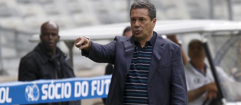 Torcida cruzeirense não poupou Vanderlei Luxemburgo em sua primeira derrota sob comando do Cruzeiro