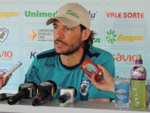 Série C: Após crise de enxaqueca, Germano, volante do Londrina, recebe alta