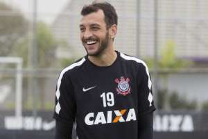 Tite barra Edu Dracena após falha e volta a escalar Felipe entre os titulares do Corinthians