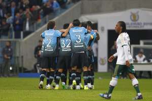 Meia Giuliano é novidade em treino com bola do Grêmio e pode aparecer contra o Avaí
