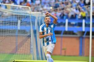 Após reclamar de substituição contra São Paulo, atacante Hugo é afastado no Avaí