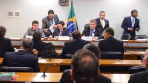 Em votação relâmpago, comissão do Congresso aprova MP do futebol