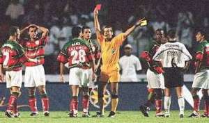 Apito sujo: quem não tiver pecado, atire a primeira pedra