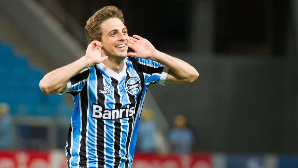Grêmio viaja sem Maxi Rodríguez, mas com jovens laterais contra o Avaí