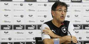 René Simões, técnico do Botafogo, minimiza rivalidade, mas espera jogo complicado contra Macaé