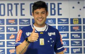 Vinicius Araújo volta ao Cruzeiro com felicidade 'estampada no rosto' após passagem frustrada na Espanha