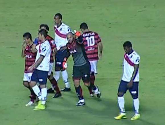 O goleiro Márcio abriu o placar para o Atlético-GO de falta, mas não conseguiu evitar o gol tricolor