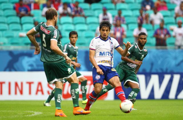 Tiago Real, do Bahia, foi marcado de perto pela zaga do Luverdense