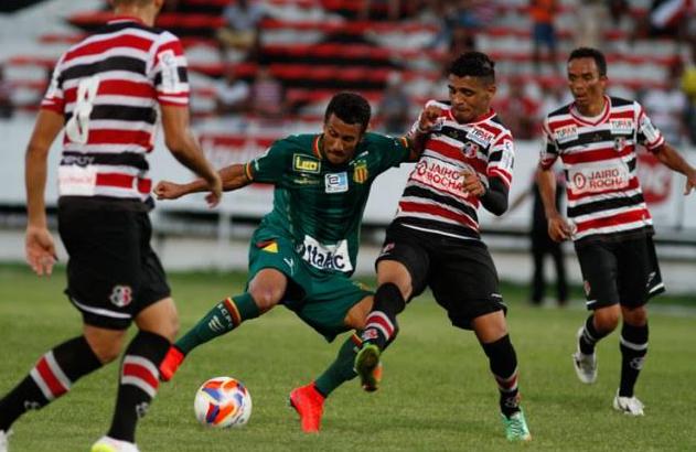 Santa Cruz foi eficiente na marcação e buscou sempre o gol contra o Sampaio Corrêa
