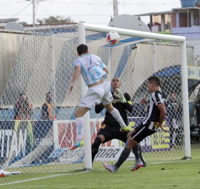 Pipico sobe bem de cabeça e marca um dos gols do Macaé contra o Botafogo. Foto: Tiago Ferreira
