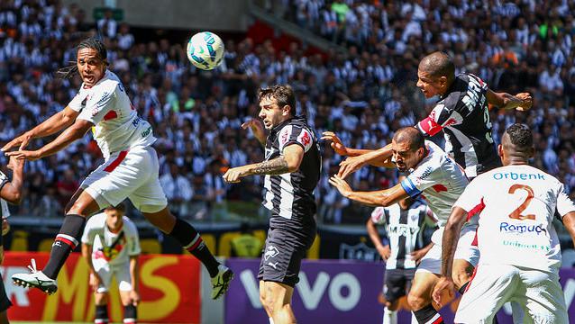 Leonardo Silva sobe de cabeça e marca seu 22º gol pelo Galo, igualando marca de Réver, agora no Internacional-RS