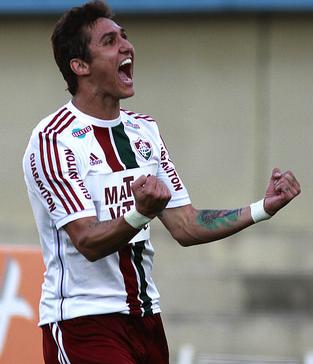 Volante Edson comemora gol da virada do Fluminense em Goiânia