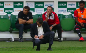 Osorio, técnico do São Paulo, mostra irritação com 'figura intocável' de árbitro
