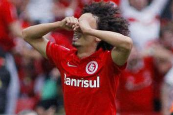 Valdivia entrou no segundo tempo e marcou um gol espírita de falta para o Inter sobre o Santos