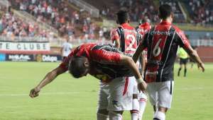 Chapecoense está perto de acerto com ex-Joinville Tiago Luís