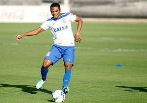 Elias volta da Copa América e já treina entre os titulares do Corinthians