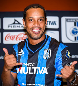 Após quase garantir acerto, Eurico Miranda, presidente do Vasco, desiste de Ronaldinho Gaúcho