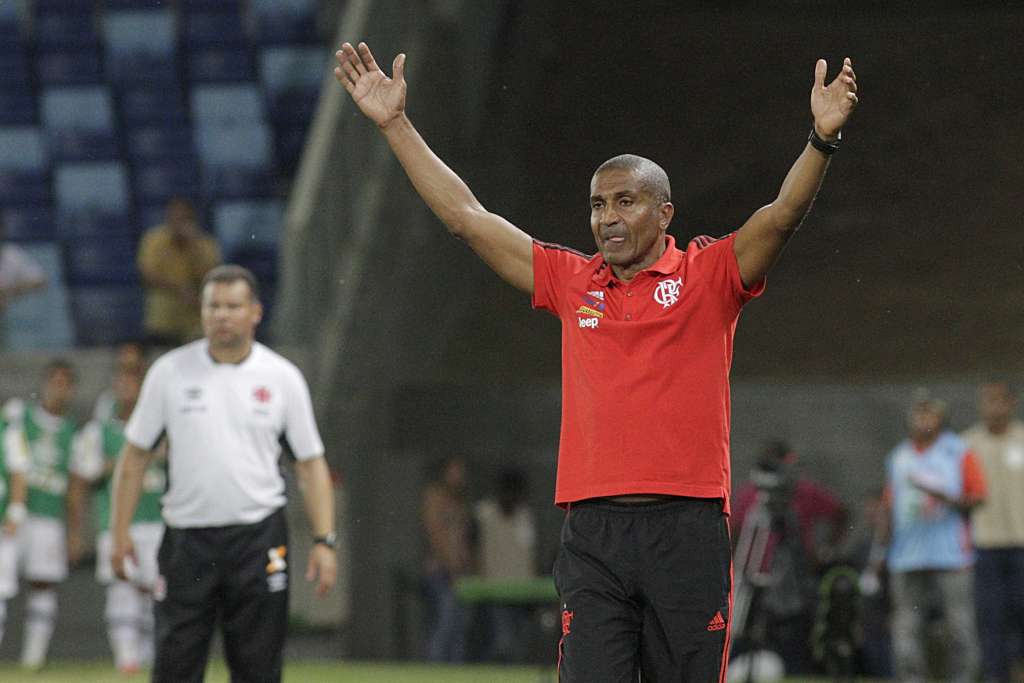 Técnico Cristóvão Borges entra em campo ameaçado