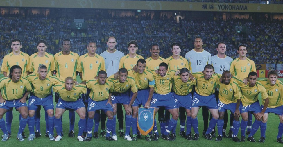 Lembram deles? Lúcio, Edmilson, Roque Júnior, Gilberto Silva, Marcos, Kaká, Vampeta, Anderson Polga, Dida, Ceni e Belletti. Agachados: Ronaldinho, Ronaldo, Roberto Carlos, Kléberson, Rivaldo, Cafu, Júnior, Ricardinho, Luisão, Edílson, Denilson e Juninho Paulista
