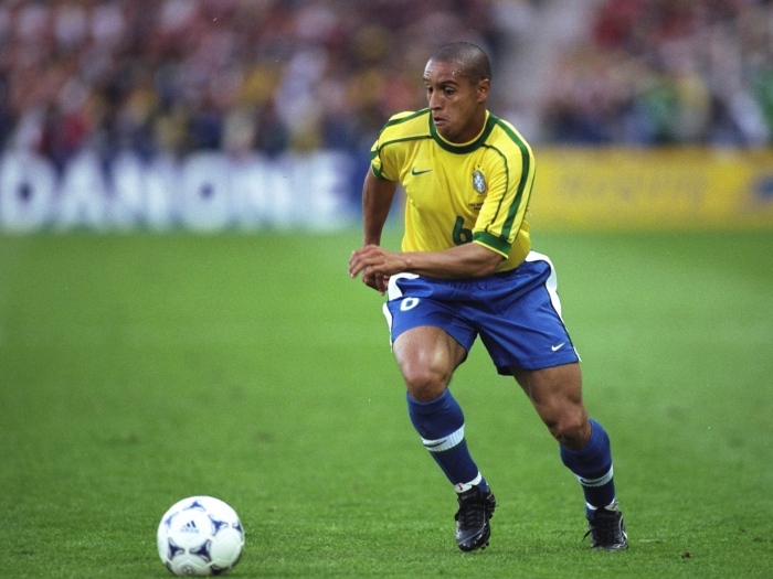 Consagrado em 2002, Roberto Carlos foi muito questionado em 2006. Participou do lance de Henry, que marcou a eliminação brasileira