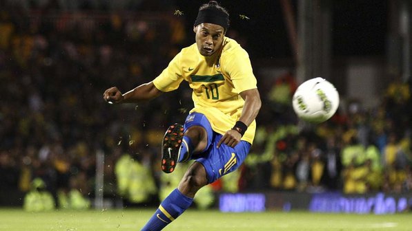Ronaldinho Gaúcho nunca foi esquecido pelo gol contra Inglaterra em 2002, mas deixou o seu futebol 