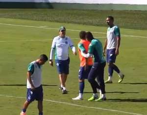 É crise? Lucas Coelho e Ruan brigam em treino do Goiás antes de duelo com Figueirense