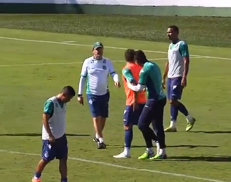 Ruan e Lucas Coelho brigam em treino do Goiás nesta quarta-feira